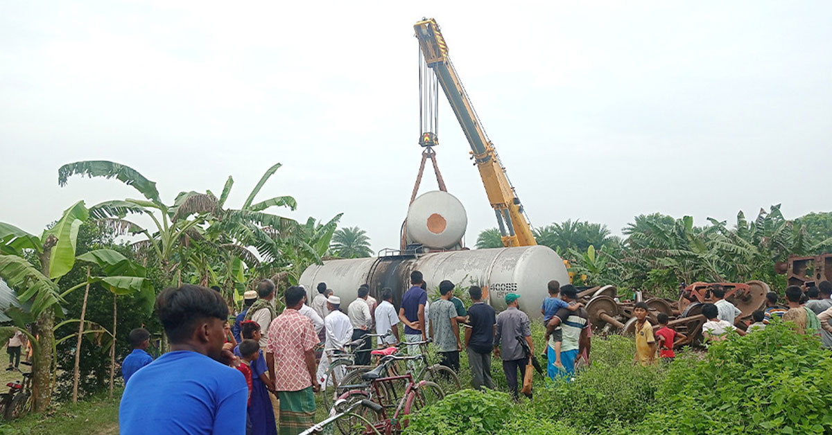 চুয়াডাঙ্গায় তেলবাহী ৮ ট্যাংকার লাইনচ্যুত, ১০ ঘণ্টা পর ট্রেন চলাচল স্বাভাবিক