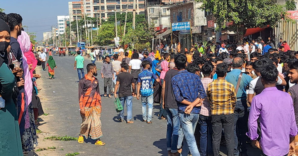 গাজীপুরে ফের শ্রমিকদের মহাসড়ক অবরোধ, উভয় দিকে যান চলাচল বন্ধ