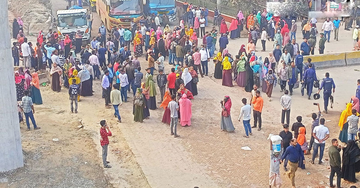 বকেয়া পাওনার দাবিতে নবীনগর-চন্দ্রা মহাসড়ক অবরোধে শ্রমিকদের বিক্ষোভ