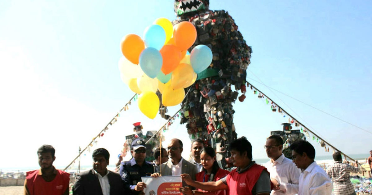 কক্সবাজার সৈকতে ৫০ ফুট উচ্চতার ‘প্লাস্টিক দানব’ জনসচেতনতায়