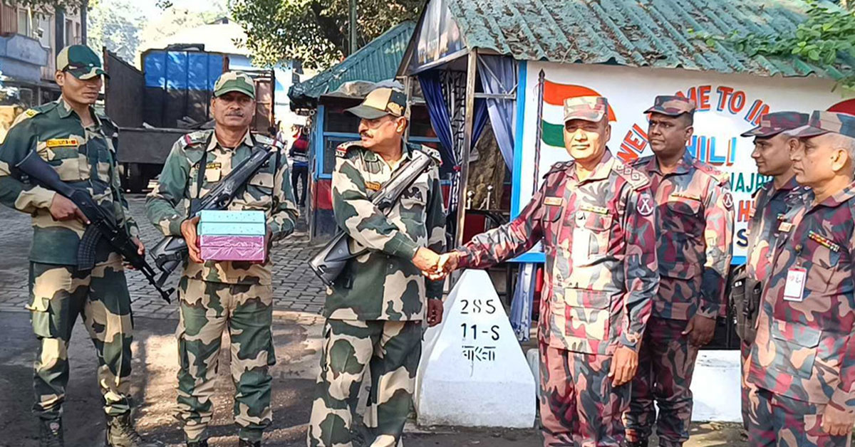 বিজয় দিবসে বিএসএফকে মিষ্টি দিয়ে বিজিবির শুভেচ্ছা