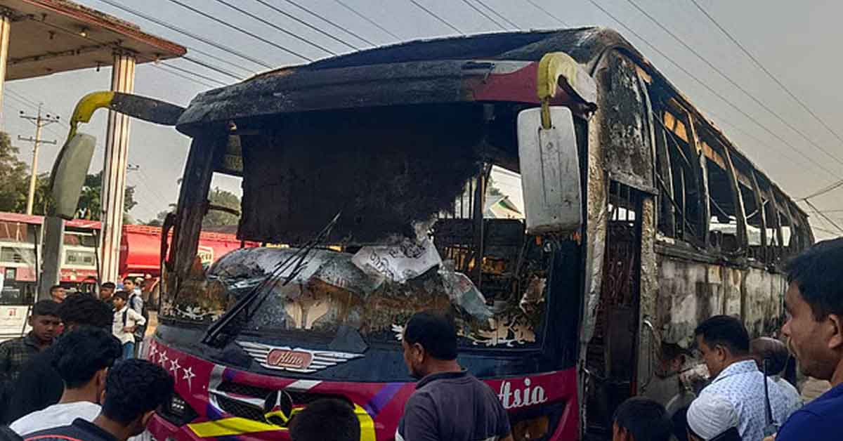 ময়মনসিংহে বাসে আগুন, পুড়ে মারা গেলেন ঘুমন্ত ‘চালক’