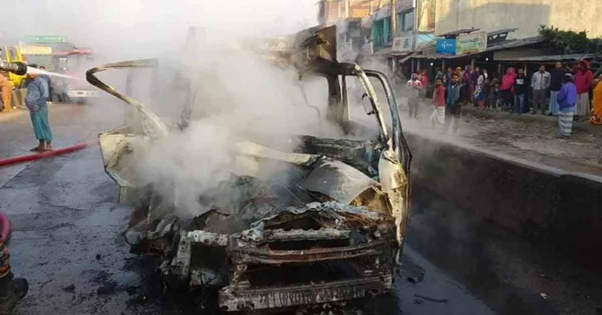 উত্তরায় মাইক্রোবাসে আগুন