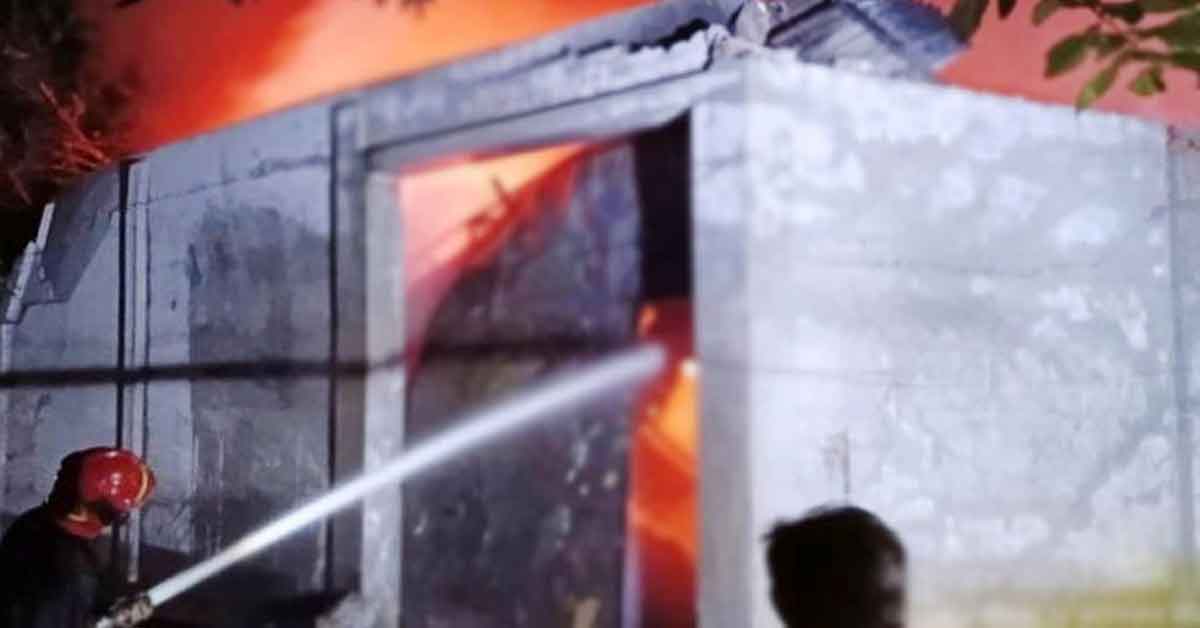গাজীপুরে আগুনে পুড়ল ৭ ঝুট গুদাম