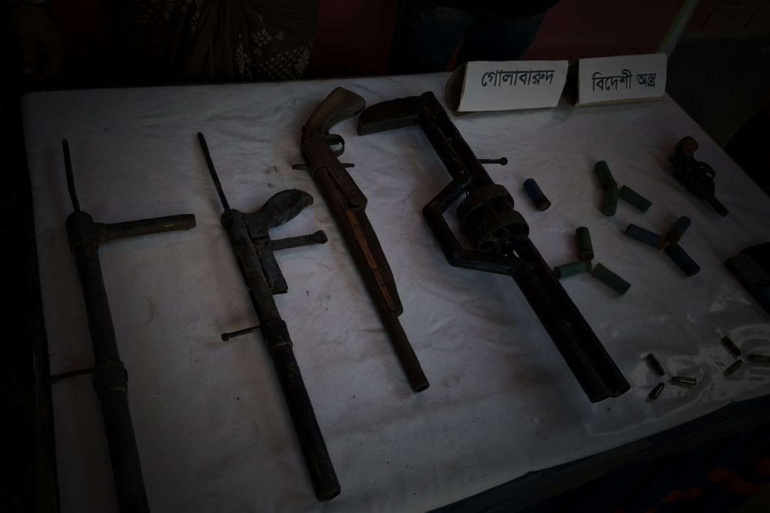 লক্ষ্মীপুরে সেনা অভিযানে ৫ অস্ত্রসহ ২ জন গ্রেপ্তার লক্ষ্মীপুরে সেনা অভিযানে ৫ অস্ত্রসহ ২ জন গ্রেপ্তার