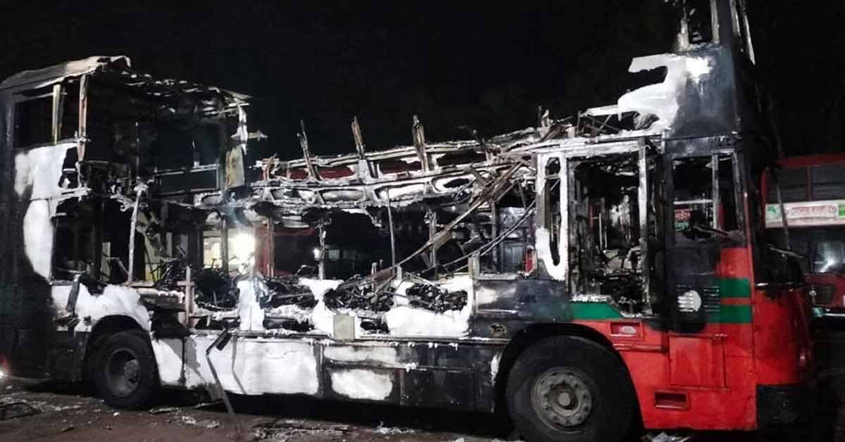 নোয়াখালীতে গভীর রাতে বিআরটিসি দুই বাসে আগুন