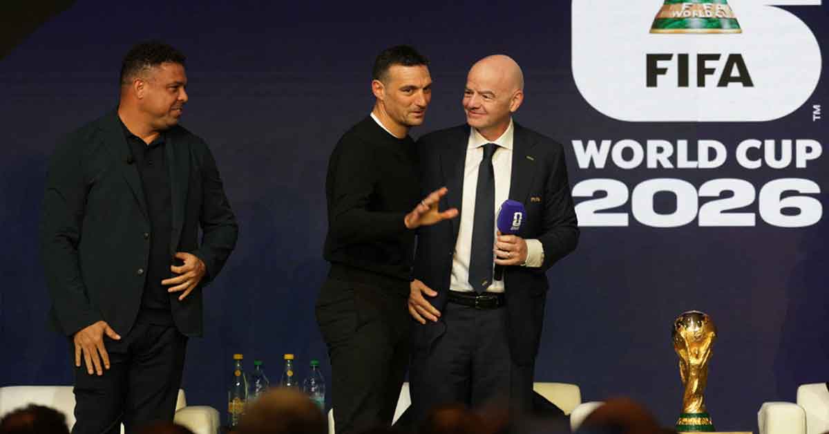 ট্রফি স্পর্শ বিতর্কে আর্জেন্টিনা কোচের কাছে ‘ক্ষমা’ চাইলেন ফিফা সভাপতি ট্রফি স্পর্শ বিতর্কে আর্জেন্টিনা কোচের কাছে ‘ক্ষমা’ চাইলেন ফিফা সভাপতি