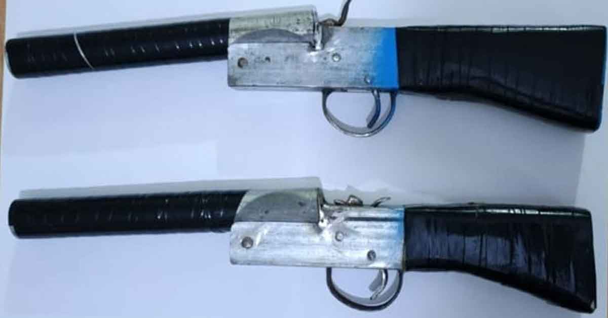 রাউজানে শপিং ব্যাগে মোড়ানো ২টি পাইপগান উদ্ধার রাউজানে শপিং ব্যাগে মোড়ানো ২টি পাইপগান উদ্ধার