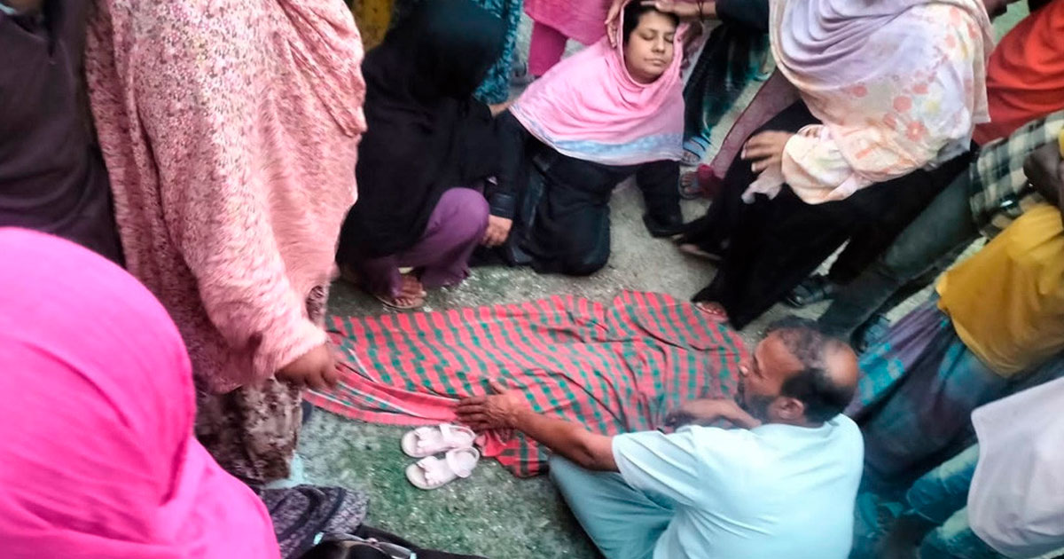 দর্শনায় ট্রাক লরির ধাক্কায় প্রাণ গেল শিশুর